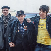 С дедушкой и дядей. Иван Левин, июнь 2006 г.